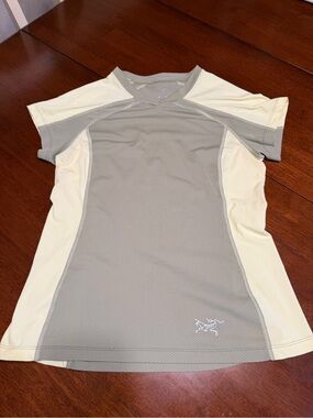 Arc'teryx V-Neck Performance Shirt Lime/Gray Women Medium Workout Hiking Outdoor